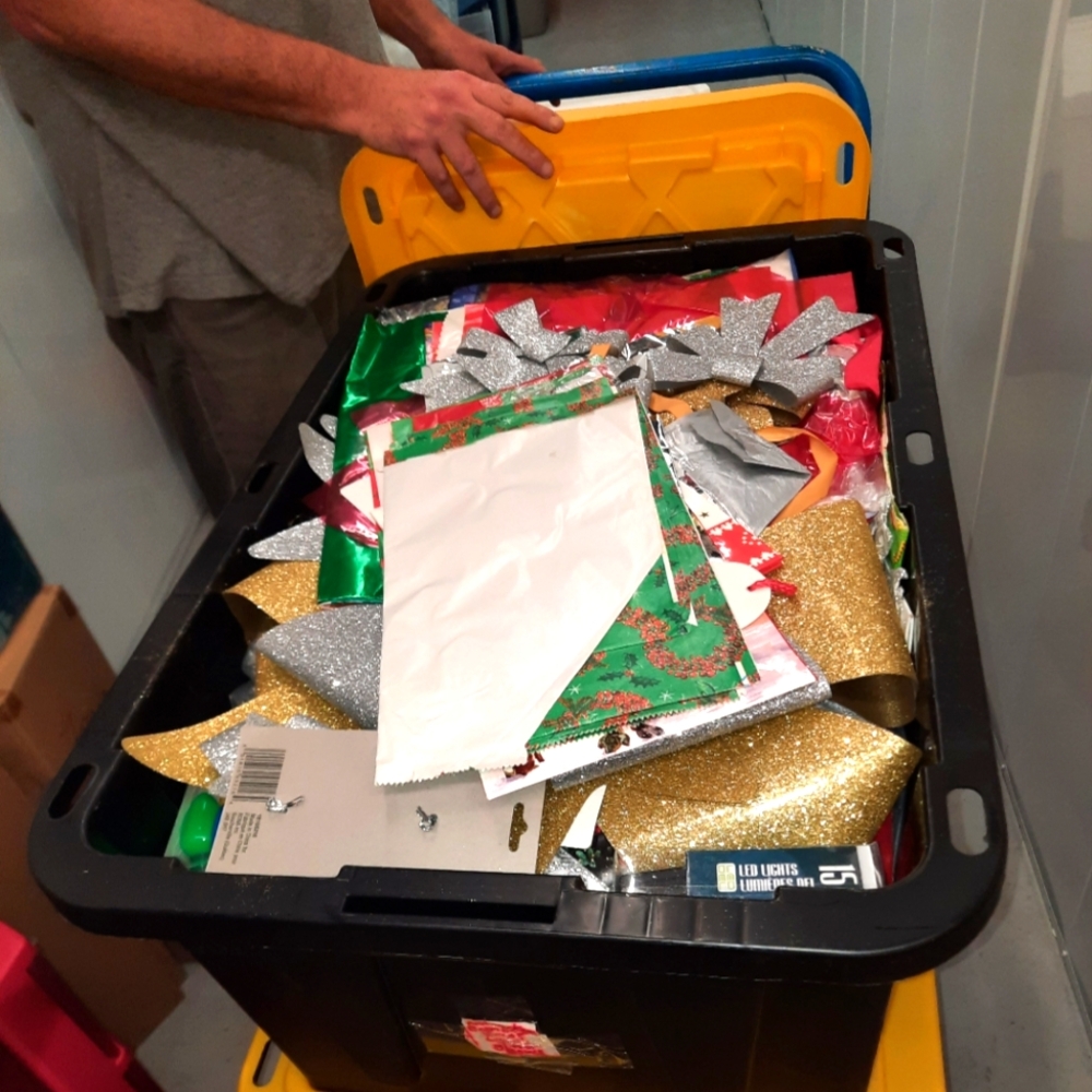 NWT LARGE LOT OF AT LEAST 30 CHRISTMAS ITEMS BOXES DOOR BOWS 🎄 DECORATIONS